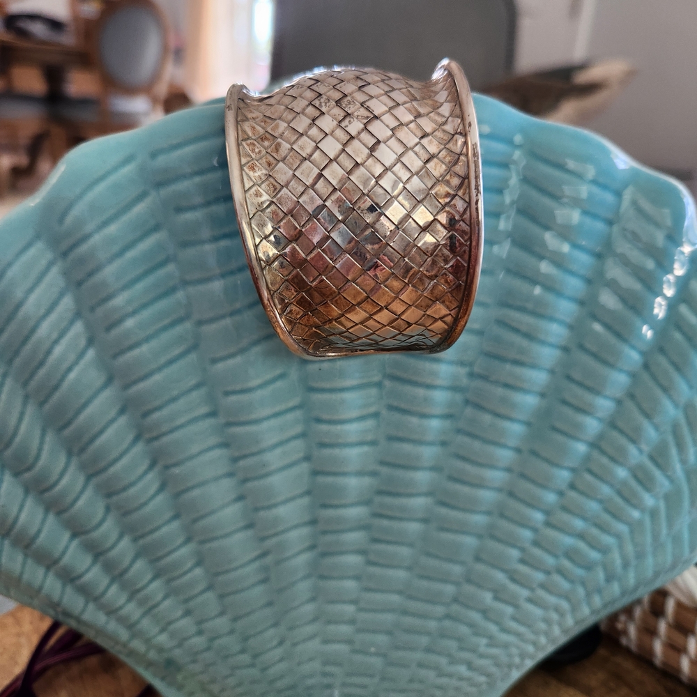 Elegant Sarda Silver Cuff Bracelet - Picture 7 of 9